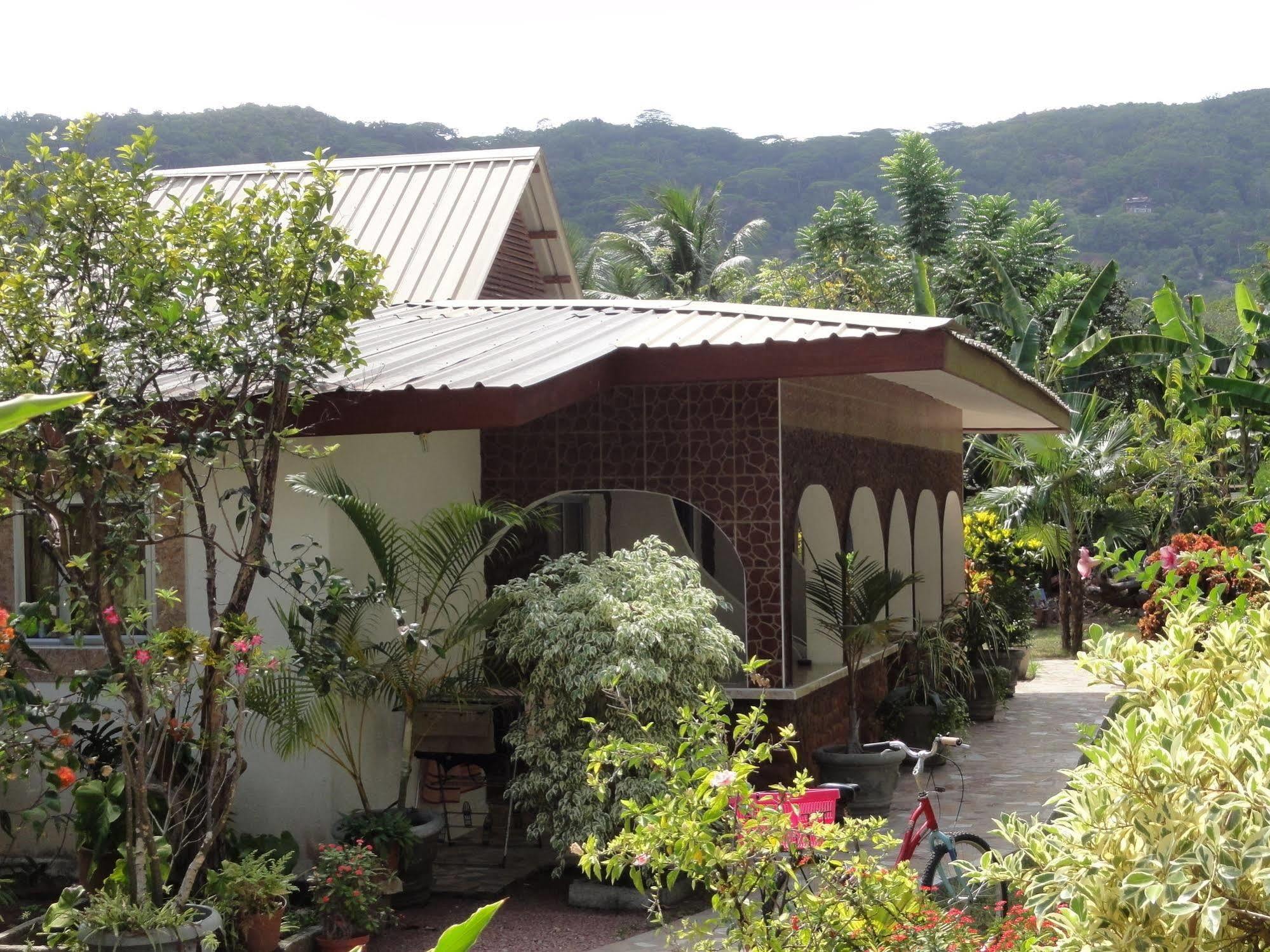 Rising Sun Guest House La Digue Exteriör bild